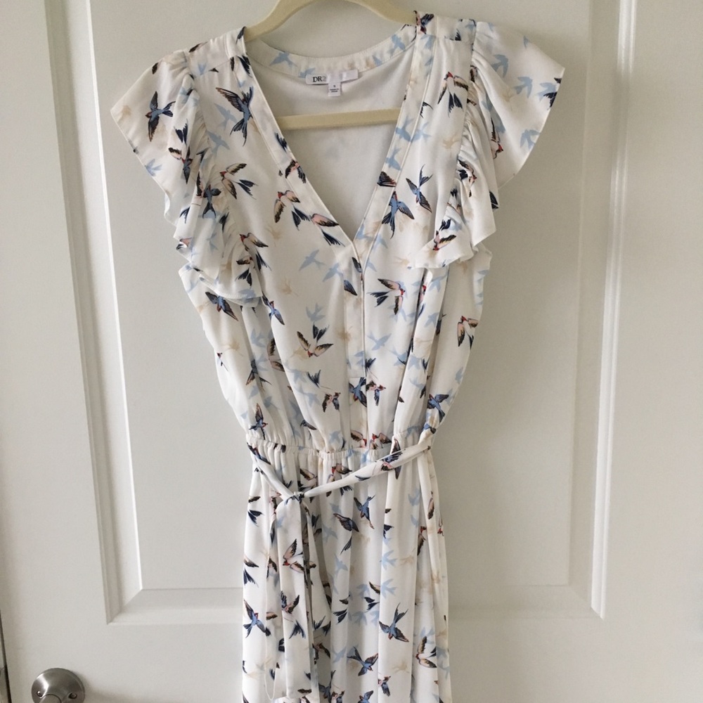 Cute ruffle sleeve dress small